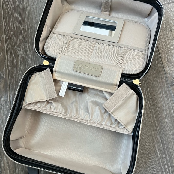 Elegant Marble Print Travel Bag with Black Straps - Picture 3 of 4